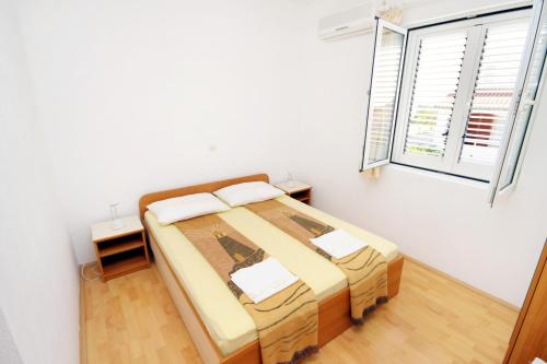 Apartments with a parking space Hvar - 5701 - image 10
