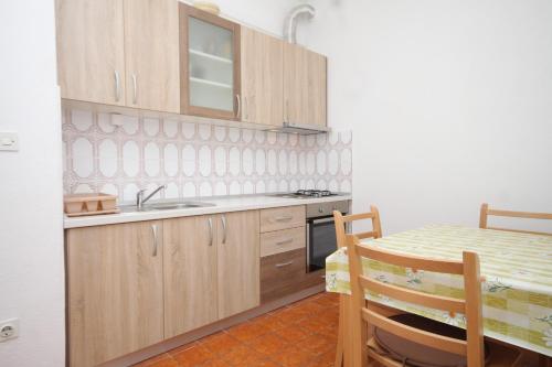 Apartments with a parking space Hvar - 5719 - image 14