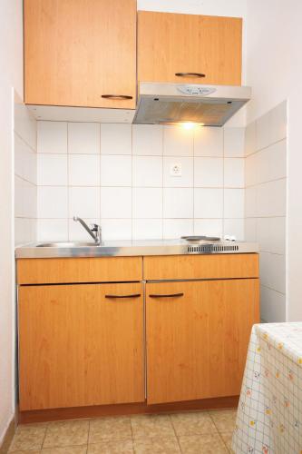 Apartments with a parking space Hvar - 5719 - image 3