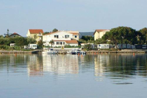 Apartments by the sea Sukosan, Zadar - 5819 - Location saisonnière - Sukošan