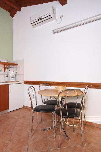 One-Bedroom Apartment with Terrace image 9