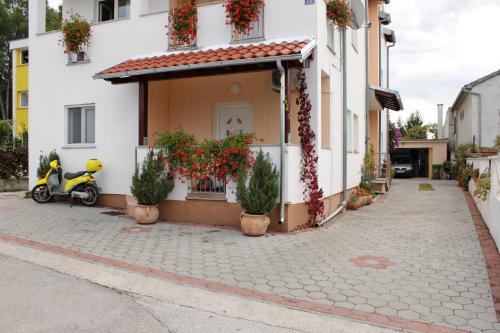 Apartments with a parking space Zadar - 5816 - image 3