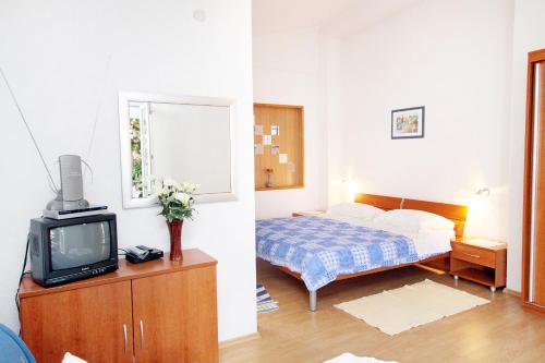 One-Bedroom Apartment with Balcony image 10