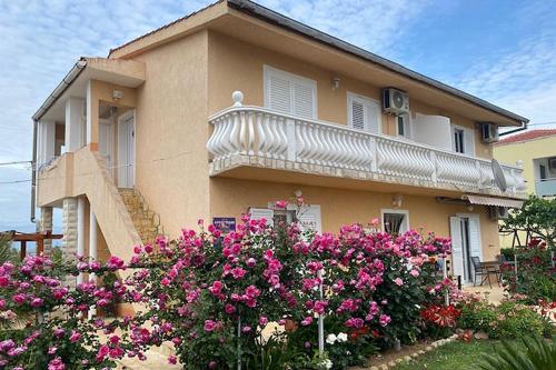 Apartments with a parking space Privlaka Zadar - 5746 