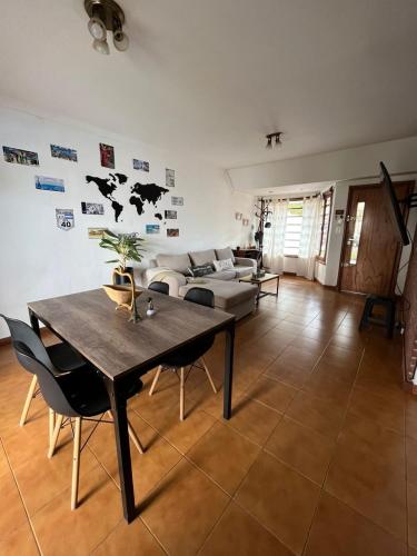 Casa con pileta cochera y quincho 1300m de la playa in Barrio Los Pinares