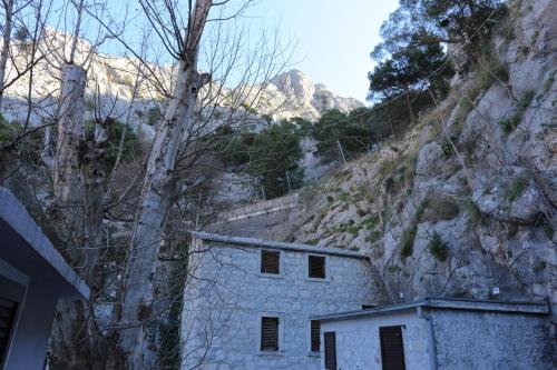 Apartments with parking space Omis - 4327 - image 2