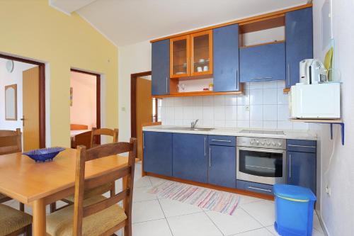 Apartments by the sea Arbanija Ciovo - 4320 - image 4