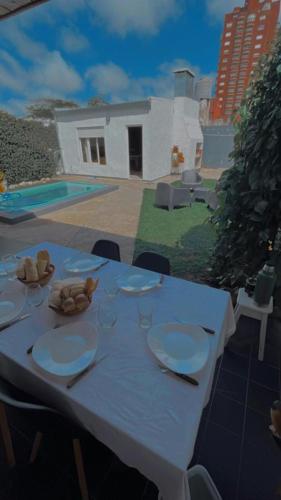 Casa con pileta cochera y quincho 1300m de la playa in Barrio Los Pinares