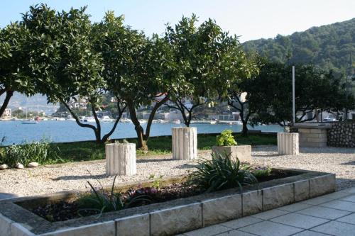 Apartments by the sea Zrnovska Banja Korcula - 4363 - image 2