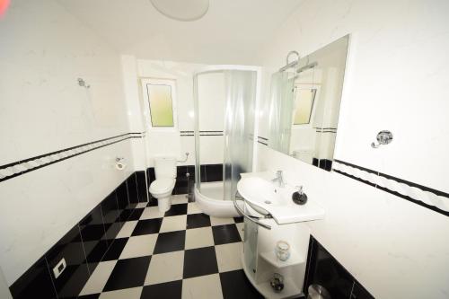 Two-Bedroom Apartment with Terrace and Sea View image 6
