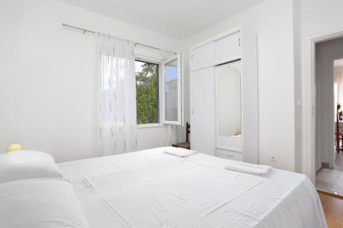 Three-Bedroom Apartment with Terrace and Sea View image 9