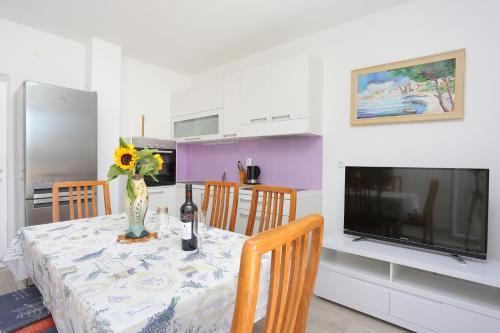Three-Bedroom Apartment with Terrace and Sea View image 4