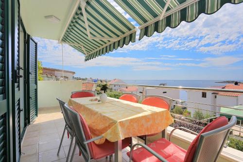 Three-Bedroom Apartment with Terrace and Sea View image 3