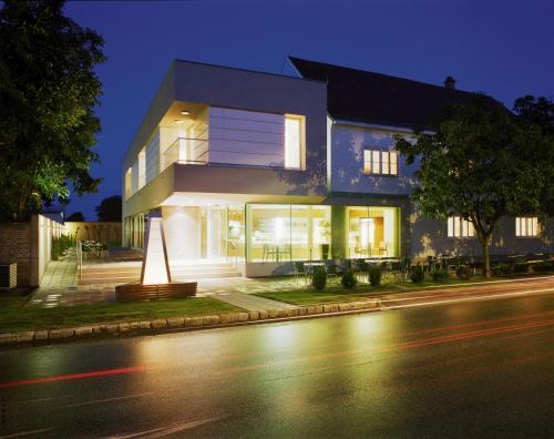 Hotel & Konditorei May, Neufeld an der Leitha bei Weikersdorf am Steinfelde