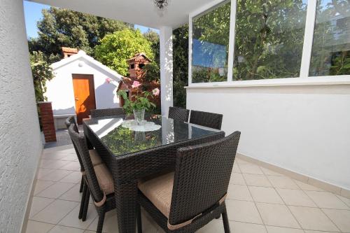 Three-Bedroom Apartment with Terrace and Sea View image 4
