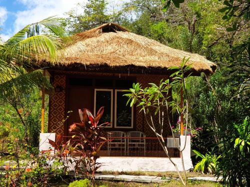 Viesnīcas āriene, Sea World Club Beach Resort & Dive Center, RESORT THAT SUPPORTS THE POOR in Waigete