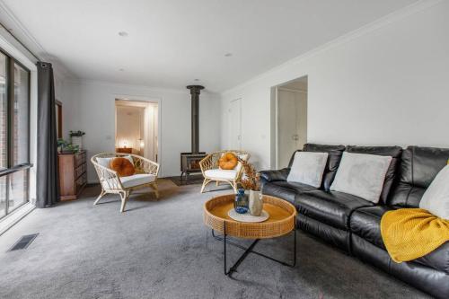 Private Holiday Home With Rain Forest Creek View