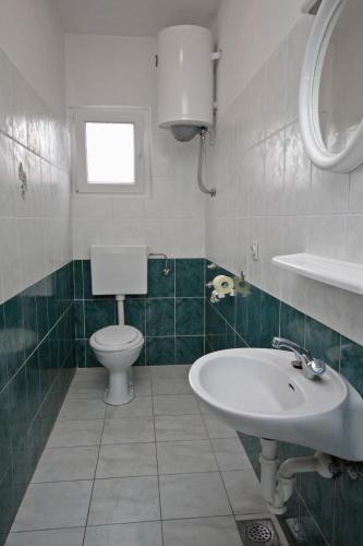 One-Bedroom Apartment with Balcony and Sea View image 7