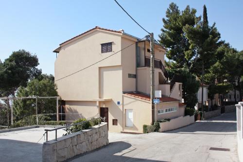  Apartments by the sea Nemira, Omis - 5884, Pension in Tice