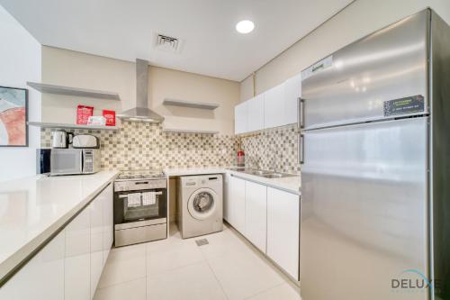 Deal of the Week Stylish 1BR with Partial Burj Views by Deluxe Holiday Homes, Дубай (фото 6)