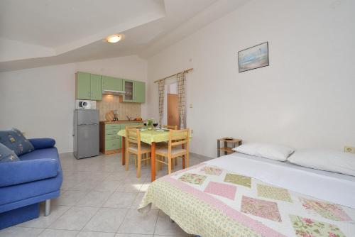 One-Bedroom Apartment with Terrace and Sea View image 10