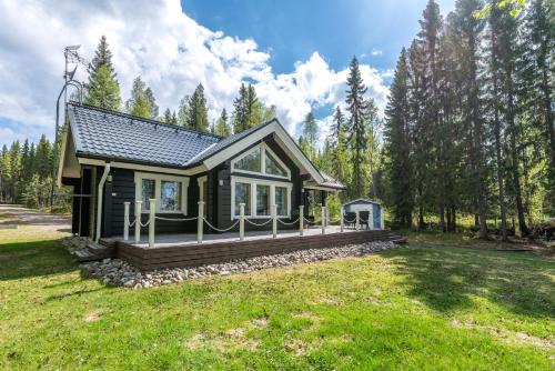 Lähderinne - Beachfront 2 bedroom log cabin, private beach & sauna