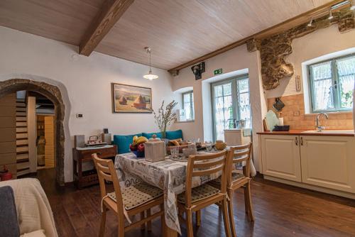 Spod Korit - Brgudac, Opatija with hot tub and free parking in Lanišće