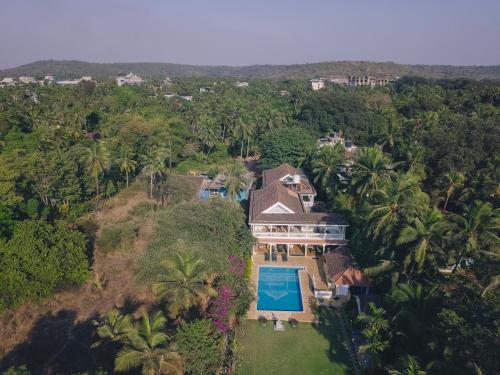 Beachfront mansion with pool - Goa