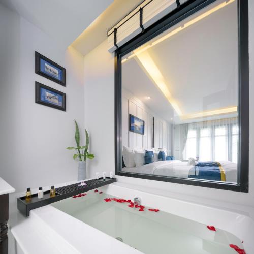 room detail thumbnail 2