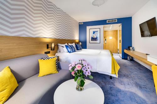 1 king bed, 1 sofa bed