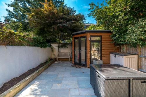Gorgeous flat with garden in Battersea - image 11