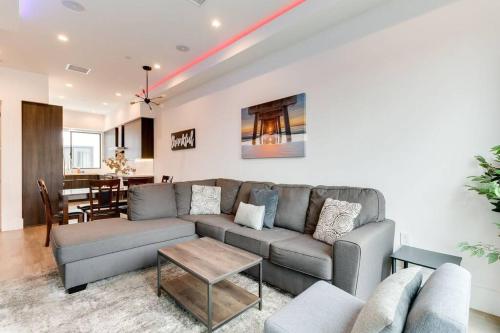 Modern 4 Bedroom Charmer w/ Rooftop Deck #2 in Los Angeles, USA