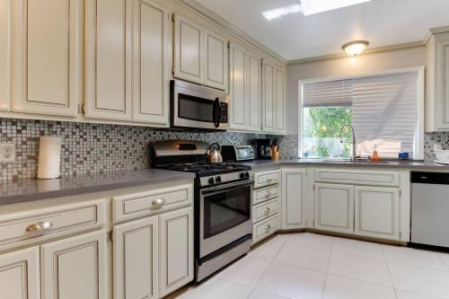 Woodland Hills Charmer in Los Angeles, USA