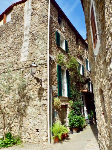 Casa Via Orsini Isolabona Liguria Italy Sleeps 5