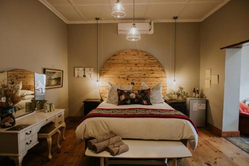 1 king bed, 2 bunk beds