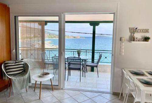 Seaside Apartment in Glyfada-Trizonia in 네아 트리조니아