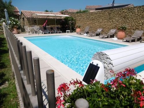 Villa de 2 chambres avec piscine partagee jardin clos et wifi a Grillon