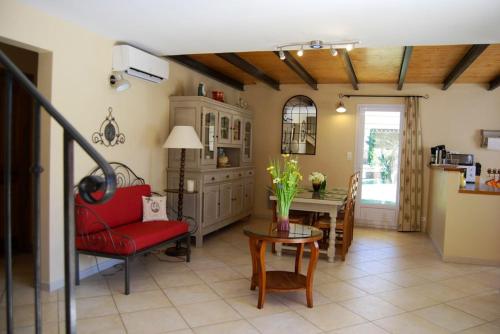 Villa de 2 chambres avec piscine partagee jardin clos et wifi a Grillon