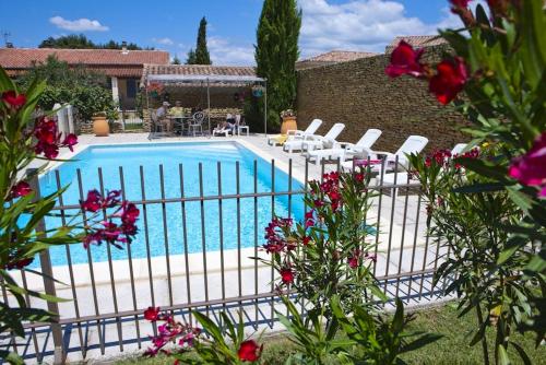 Villa de 2 chambres avec piscine partagee jardin clos et wifi a Grillon