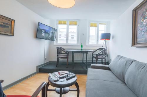 2 twin beds, 1 sofa bed