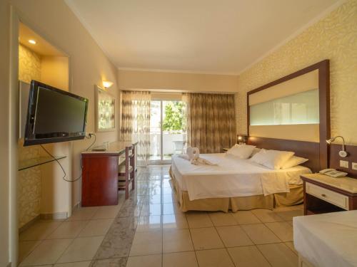 Double Room with Land View image 9