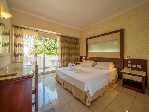Double Room with Land View image 8