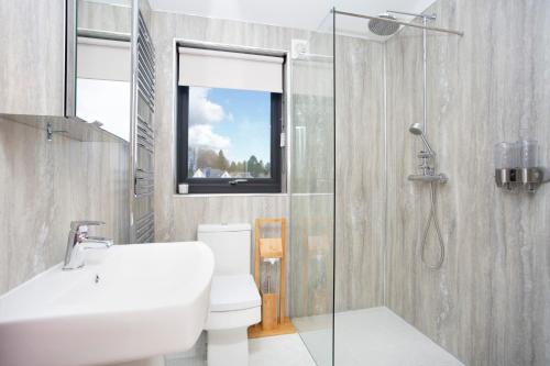 Ванна кімната, Shiphorns luxury cabin with a hot tub in Eddleston