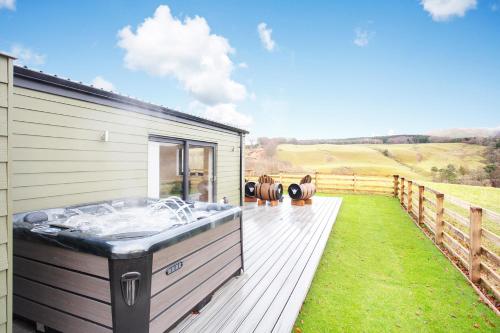 Джакузі, Shiphorns luxury cabin with a hot tub in Eddleston