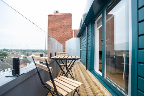 Balcony/terrace, Deluxe & Chic 1 & 2 Bed Apts near Heathrow, Legoland, & Windsor Slough in Slough
