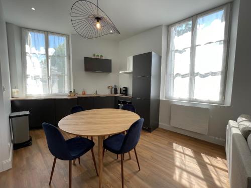 Facilities, Centre ville terrasse et vue Chateau in Saumur Town Center