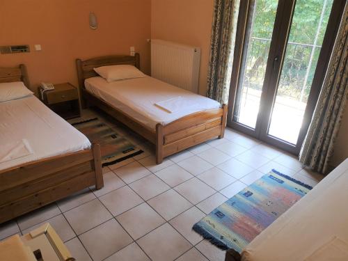 Spanias Hotel - image 3