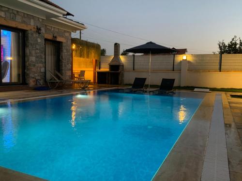 Müstakil havuzlu jakuzili tatil villası