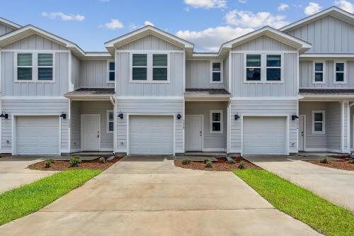 LUXURY TOWNHOME NEAR DOWNTOWN AND PENSACOLA BEACH