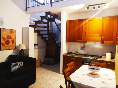 ห้องครัว, Fabulous apartment in the historic center, bright and with easy parking in กลางเมืองสโปเลโต
